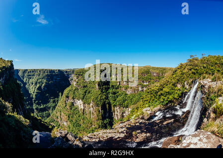 Wasserfall in der Schlucht der Nationalpark Aparados da Serra in Brasilien läuft Stockfoto