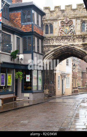 High Street Tor in der Kathedrale in Salisbury Wiltshire Stockfoto