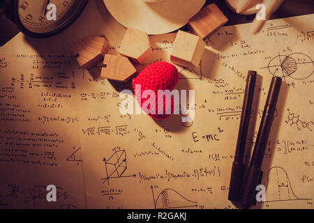 Liebe Mathematik Gleichungen mal denken Berechnung Theorie Konzept vintage Ton. Stockfoto