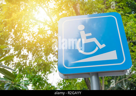 Behinderung hang Pfad Leiter weise Zeichen Abzeichen für behinderte Menschen in der Öffentlichkeit. Stockfoto