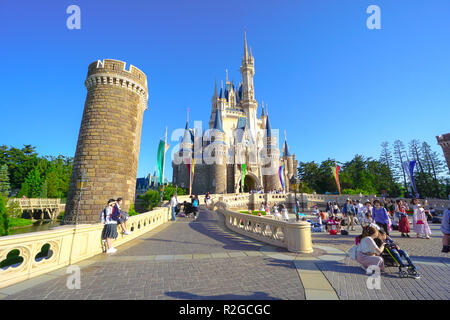Schöne Cinderella Castle, das Symbol von Tokyo Disneyland in Tokio Disney Resort in Urayasu, Präfektur Chiba, Tokio, Japan Stockfoto