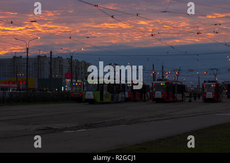 Sankt Petersburg, Russland - November 16, 2018: Straßenbahnen warten auf Sie die Routen auf, die in der Straßenbahn Park in Kupchino auf dem Hintergrund der Morgendämmerung und Dawn Stockfoto