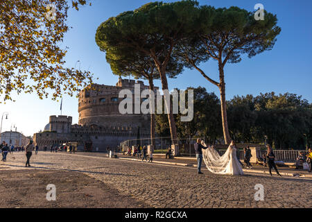 11/09/2018 - Rom, Italien: Castel Sant'Angelo eine Braut, die in den Sonnenuntergang Beleuchtung für Ehe fotografiert werden Stockfoto