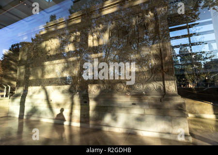 Ara Pacis Altar des Friedens von außerhalb bei Sonnenuntergang in Rom Stockfoto