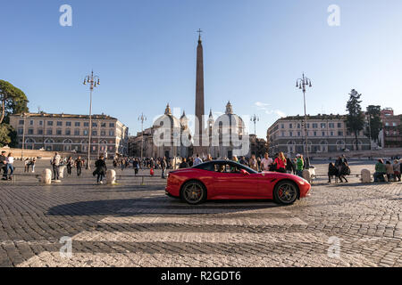 11/09/2018 - Rom, Italien: Sonntag nachmittag Ferrari Sportwagen vorbei an der Piazza del Poplo während Touristen es betrachten Stockfoto