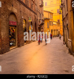 Siena, Italien - Oktober 25, 2018: Wahrzeichen der Toskana Siena medeival Stadt, Blick auf die Straße und die Menschen Stockfoto