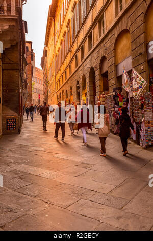 Siena, Italien - Oktober 25, 2018: Wahrzeichen der Toskana Siena medeival Stadt, Blick auf die Straße und die Menschen Stockfoto