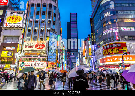 Tokyo, Japan - 28 Sep 2018 - Einheimische und Touristen das Überqueren einer Straße umgeben von bunten Zeichen in einem späten Nachmittag in Tokio, Japan. Stockfoto