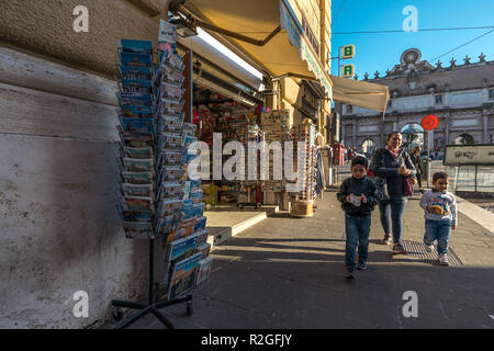 11/09/2018 - Rom, Italien: Sonntag Nachmittag im Zentrum der Stadt, in der Familie der Touristen zu Fuß durch Souvenir Shop in Rom an der Piazzale Flaminio. Stockfoto