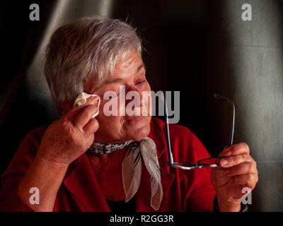 Eine ältere Frau Weinen und die Tränen mit einem Taschentuch Stockfoto