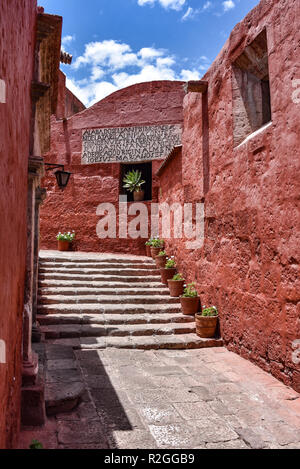 Arequipa, Peru - Oktober 7, 2018: Gassen und Treppen im Kloster Santa Catalina Stockfoto