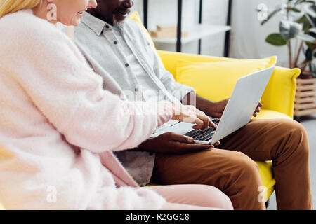 Nahaufnahme der Reifes Paar sitzt auf einem Sofa und mit Laptop im Wohnzimmer Stockfoto