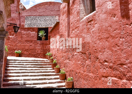 Arequipa, Peru - Oktober 7, 2018: Gassen und Treppen im Kloster Santa Catalina Stockfoto