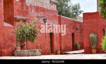 Arequipa, Peru - Oktober 7, 2018: Gassen und Treppen im Kloster Santa Catalina Stockfoto