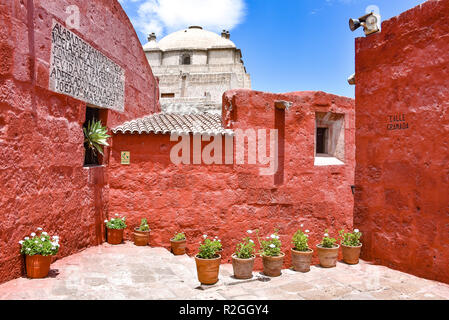 Arequipa, Peru - Oktober 7, 2018: Gassen und Treppen im Kloster Santa Catalina Stockfoto