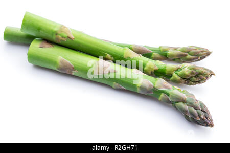 Grüne frische Spargel sprießt auf weißem Hintergrund. Stockfoto