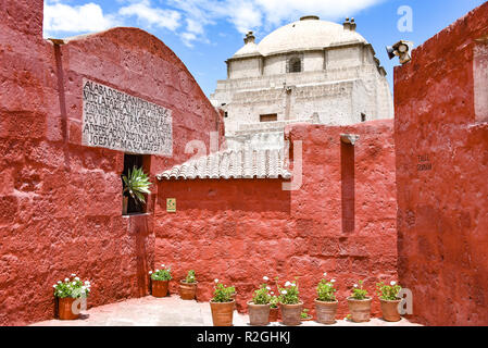 Arequipa, Peru - Oktober 7, 2018: Gassen und Treppen im Kloster Santa Catalina Stockfoto