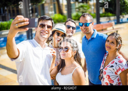 Gruppe von sechs glückliche Freunde unter selfie während der sonnigen Sommertag Stockfoto