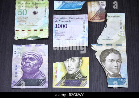 Zerbrochenes venezolanischen Banknoten in den Straßen von diesem Land gefunden. Stockfoto