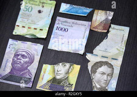 Zerbrochenes venezolanischen Banknoten in den Straßen von diesem Land gefunden. Stockfoto