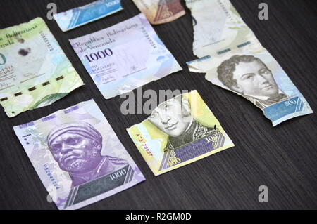 Zerbrochenes venezolanischen Banknoten in den Straßen von diesem Land gefunden. Stockfoto