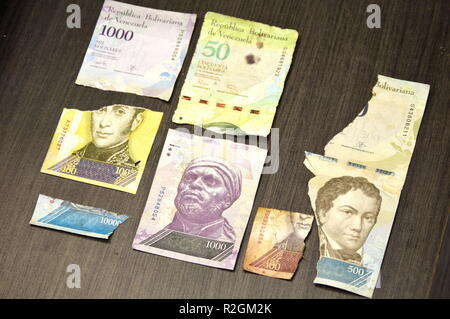 Zerbrochenes venezolanischen Banknoten in den Straßen von diesem Land gefunden. Stockfoto