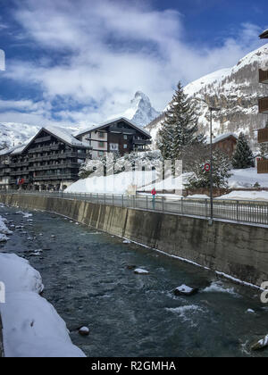 Zermatt, Schweiz - 19 März 2018: Stadtbild der Schweizer Stadt von Zermatt mit berühmten Matterhorn und Mattervispa Fluss Stockfoto
