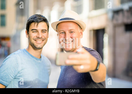 Zwei männliche Freunde unter selfie in der Stadt mit Smartphone Stockfoto