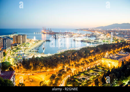 Malaga Skyline mit Hafen am Mittelmeer am Abend, Andalusien, Spanien Stockfoto