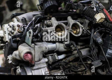 Legendären modern sport Motor im Auto mit offener Haube und Rohteile Stockfoto