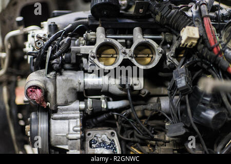 Legendären modern sport Motor im Auto mit offener Haube und Rohteile Stockfoto