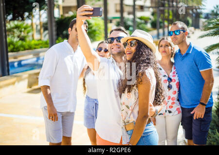 Gruppe von sechs glückliche Freunde unter selfie während der sonnigen Sommertag Stockfoto
