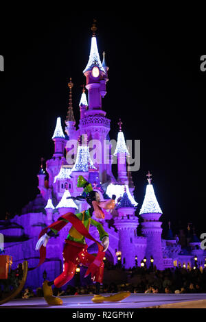 Disneyland Paris, Frankreich, November 2018: Pluto vor Dornröschenschloss in der Nacht. Stockfoto