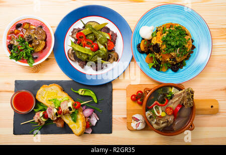 Blick von oben auf die lammgerichte auf hölzernen Hintergrund serviert. Stockfoto