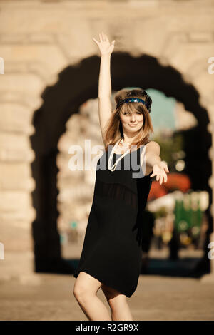 Flapper Girl Spaß tanzen auf der Straße.. Retro Style Fashion vintage Woman in Black Dress von Roaring 1920s Outdoor. Altstadt Danzig Danzig in der Stockfoto