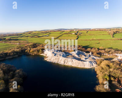 Abgebrochene Kalk Steinbruch, Gebäude und Maschinen in Bridgend, Südwales, Vereinigtes Königreich Stockfoto