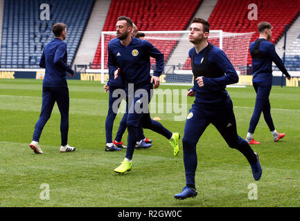 Schottlands Steven Fletcher (Mitte) und Andy Robertson während des Trainings am Hampden Park, Glasgow. PRESS ASSOCIATION Foto. Bild Datum: Montag, November 19, 2018. Siehe PA-Geschichte Fußball Schottland. Photo Credit: Jane Barlow/PA-Kabel. EDITORIAL NUR VERWENDEN Stockfoto