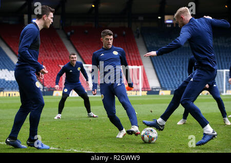 Der schottische Ryan Christie (Mitte) mit Teamkollegen während der Trainingseinheit im Hampden Park, Glasgow. DRÜCKEN SIE VERBANDSFOTO. Bilddatum: Montag, 19. November 2018. Siehe PA Story Soccer Scotland. Bildnachweis sollte lauten: Jane Barlow/PA Wire. NUR FÜR REDAKTIONELLE ZWECKE Stockfoto