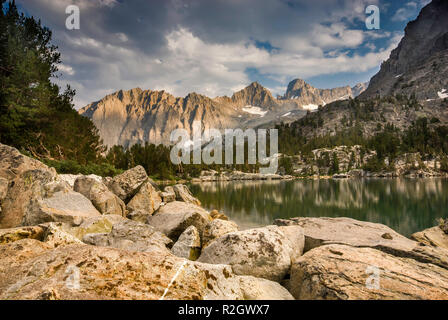 Tempel Crag, Mt. Gayley gesehen vom fünften See, Big Pine Lakes, The Palisades Region, John Muir Wilderness, östliche Sierra Nevada, Kalifornien, USA Stockfoto