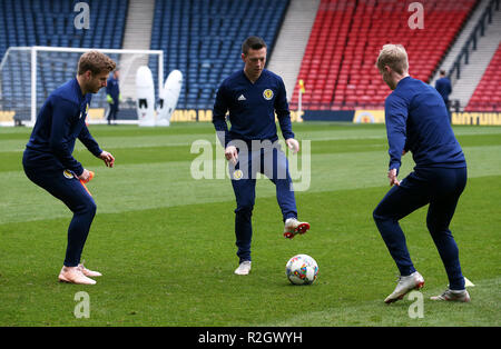 Schottland's Stuart Armstrong (links), Callum McGregor, und Gary Mac Kay-Steven (rechts) während des Trainings am Hampden Park, Glasgow. Stockfoto