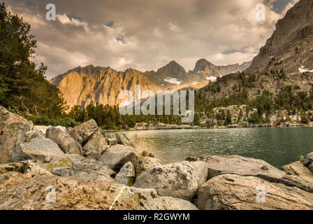 Tempel Crag, Mt. Gayley gesehen vom fünften See, Big Pine Lakes, The Palisades Region, John Muir Wilderness, östliche Sierra Nevada, Kalifornien, USA Stockfoto