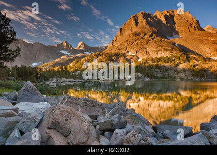 Mount Robinson über Fünften See bei Sonnenaufgang, Big Pine Seen, die Palisaden region, John Muir Wildnis, östlichen Sierra Nevada, Kalifornien, USA Stockfoto