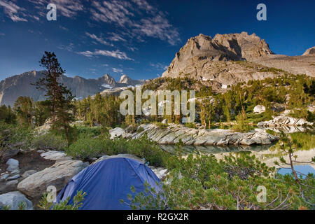 Mount Robinson vom Campingplatz an der fünften See gesehen, Big Pine Seen, die Palisaden region, John Muir Wildnis, östlichen Sierra Nevada, Kalifornien, USA Stockfoto