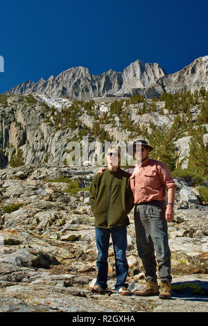 Vater und Sohn, Mitte Palisade aus der Nähe Brainard See, dem Palisades region, John Muir Wildnis, östlichen Sierra Nevada, Kalifornien, USA Stockfoto