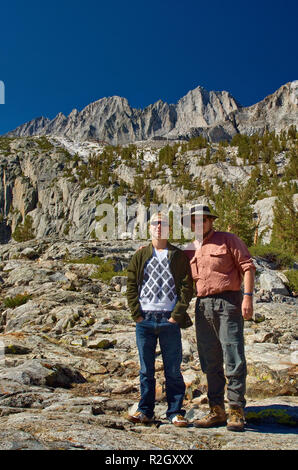 Vater und Sohn, Mitte Palisade aus der Nähe Brainard See, dem Palisades region, John Muir Wildnis, östlichen Sierra Nevada, Kalifornien, USA Stockfoto