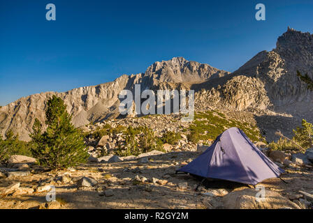 Universität Peak vom Campingplatz über riesige Schlagloch See in der Nähe der Kearsarge Pass gesehen, der östlichen Sierra Nevada, John Muir Wilderness, Kalifornien, USA Stockfoto