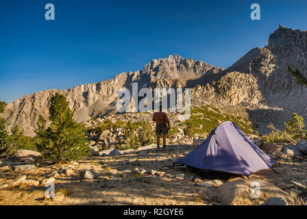 Universität Peak vom Campingplatz über riesige Schlagloch See in der Nähe der Kearsarge Pass gesehen, der östlichen Sierra Nevada, John Muir Wilderness, Kalifornien, USA Stockfoto