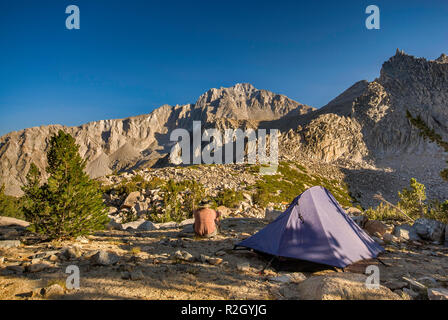 Universität Peak vom Campingplatz über riesige Schlagloch See in der Nähe der Kearsarge Pass gesehen, der östlichen Sierra Nevada, John Muir Wilderness, Kalifornien, USA Stockfoto