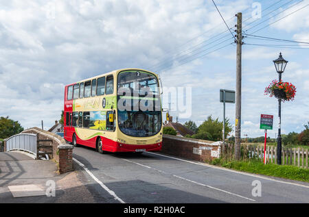 Brighton & Hove 2 Double Decker Bus über eine Brücke im oberen Beeding, West Sussex, England, UK. Stockfoto