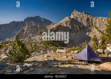 Universität Peak, namenlose Pyramide von Campingplatz in der Nähe von kearsarge Pass gesehen, der östlichen Sierra Nevada, John Muir Wilderness, Kalifornien, USA Stockfoto